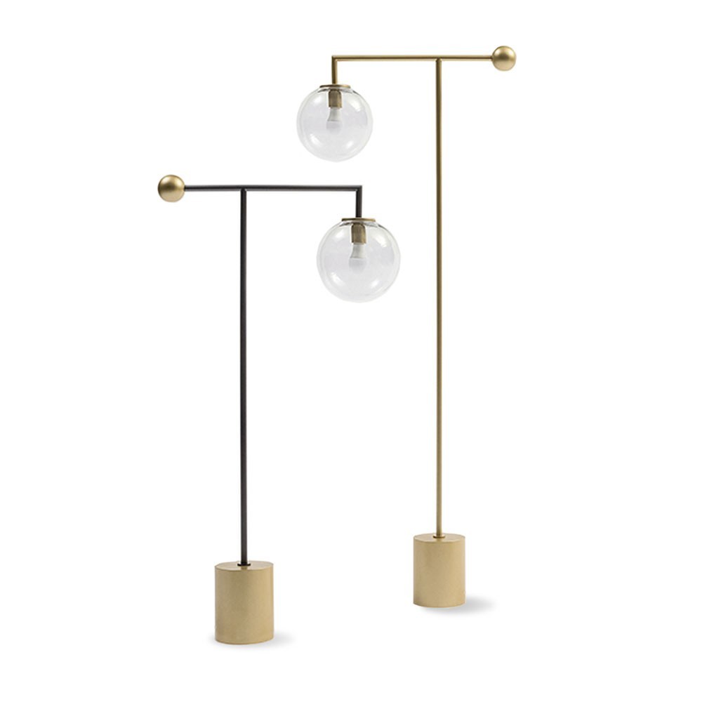 Lámpara Bardot al suelo de Bonaldo. Elegante diseño en metal lacado.