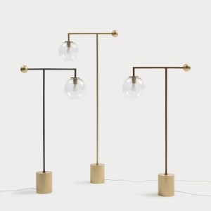 Lámpara Bardot al suelo de Bonaldo. Elegante diseño en metal lacado.