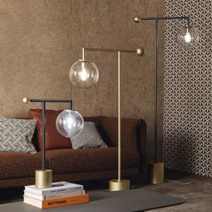 Lámpara Bardot al suelo de Bonaldo. Elegante diseño en metal lacado.