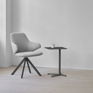 Mesa auxiliar XO de Softline. Mesas auxiliares de diseño salón o contract.