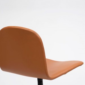 Silla Bob XL giratoria tapizada de Ondarreta. Sillas modernas.