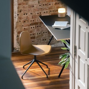 Silla Bob XL giratoria tapizada de Ondarreta. Sillas modernas.