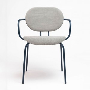 Sillón Hari tapizado de Ondarreta. Sillas de diseño. Silla con brazos de interior.
