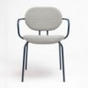 Sillón Hari tapizado de Ondarreta. Sillas de diseño. Silla con brazos de interior.