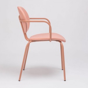 Sillón Hari tapizado de Ondarreta. Sillas de diseño. Silla con brazos de interior.