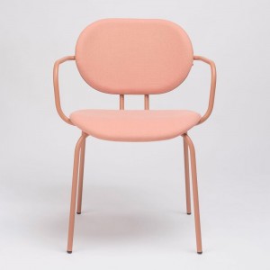 Sillón Hari tapizado de Ondarreta. Sillas de diseño. Silla con brazos de interior.