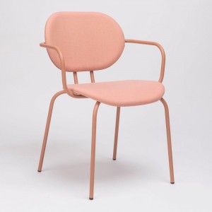 Sillón Hari tapizado de Ondarreta. Sillas de diseño. Silla con brazos de interior.