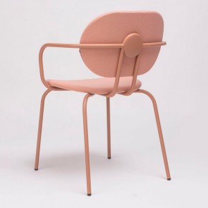 Sillón Hari tapizado de Ondarreta. Sillas de diseño. Silla con brazos de interior.