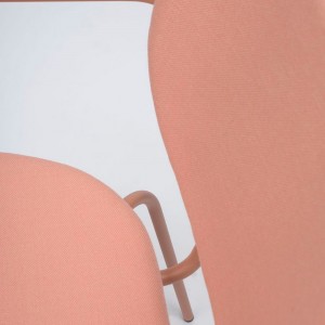 Sillón Hari tapizado de Ondarreta. Sillas de diseño. Silla con brazos de interior.