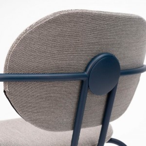 Sillón Hari tapizado de Ondarreta. Sillas de diseño. Silla con brazos de interior.