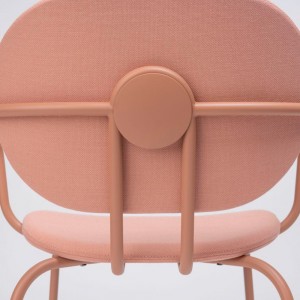 Sillón Hari tapizado de Ondarreta. Sillas de diseño. Silla con brazos de interior.