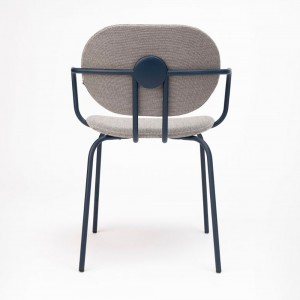 Sillón Hari tapizado de Ondarreta. Sillas de diseño. Silla con brazos de interior.