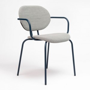 Sillón Hari tapizado de Ondarreta. Sillas de diseño. Silla con brazos de interior.