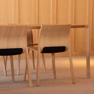 Mesa de madera Silu de Ondarreta. Mobiliario de diseño