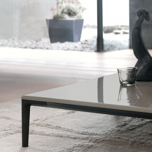 Mesita Poggio cuadrada de Alivar. Muebles modernos italianos. Mesas de diseño exclusivo.