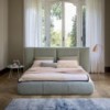 Cama Youniverse de Bonaldo. Cama con amplio cabecero diseño matrimonial.