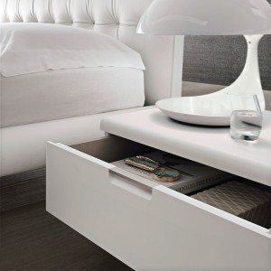 Mesita de noche Esprit de Alivar. Muebles modernos italianos. Mobiliario de diseño elegante.