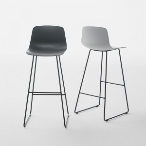 Taburete Varya acero trineo Inclass. Diseño original de calidad para interiores.