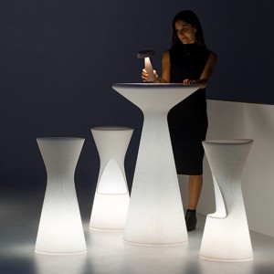 Mesa alta exteriores con luz . Colección Fade de Plust Collection.