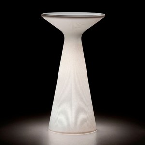 Mesa alta exteriores con luz . Colección Fade de Plust Collection.