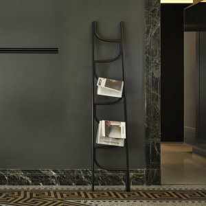Escultura decorativa Ladder de GTV Thonet Vienna. Escalera perchero de diseño.