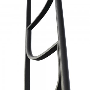 Escultura decorativa Ladder de GTV Thonet Vienna. Escalera perchero de diseño.