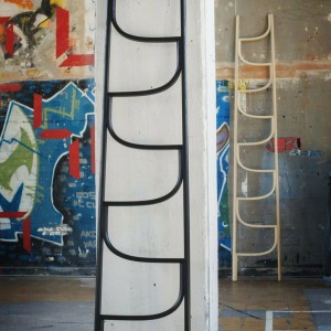 Escultura decorativa Ladder de GTV Thonet Vienna. Escalera perchero de diseño.