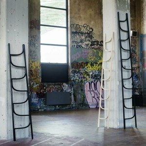 Escultura decorativa Ladder de GTV Thonet Vienna. Escalera perchero de diseño.