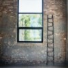 Escultura decorativa Ladder de GTV Thonet Vienna. Escalera perchero de diseño.