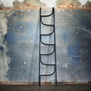 Escultura decorativa Ladder de GTV Thonet Vienna. Escalera perchero de diseño.