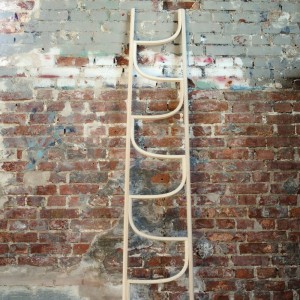 Escultura decorativa Ladder de GTV Thonet Vienna. Escalera perchero de diseño.