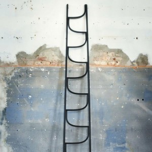 Escultura decorativa Ladder de GTV Thonet Vienna. Escalera perchero de diseño.