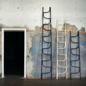 Escultura decorativa Ladder de GTV Thonet Vienna. Escalera perchero de diseño.
