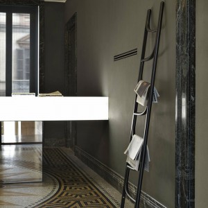 Escultura decorativa Ladder de GTV Thonet Vienna. Escalera perchero de diseño.
