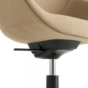Silla AAC 155 de aluminio y polipropileno tapizada de Hay ideal para las oficinas.