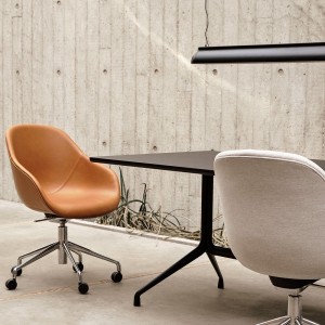 Silla AAC 155 de aluminio y polipropileno tapizada de Hay ideal para las oficinas.