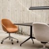 Silla AAC 155 de aluminio y polipropileno tapizada de Hay ideal para las oficinas.