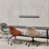 Silla AAC 155 de aluminio y polipropileno tapizada de Hay ideal para las oficinas.