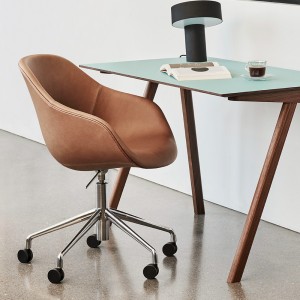 Silla AAC 155 de aluminio y polipropileno tapizada de Hay ideal para las oficinas.