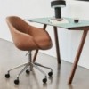 Silla AAC 155 de aluminio y polipropileno tapizada de Hay ideal para las oficinas.
