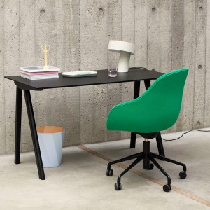 Silla AAC 155 de aluminio y polipropileno tapizada de Hay ideal para las oficinas.