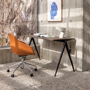 Silla AAC 155 de aluminio y polipropileno tapizada de Hay ideal para las oficinas.