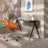 Silla AAC 155 de aluminio y polipropileno tapizada de Hay ideal para las oficinas.