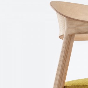 Sillón Héra 2865 de Pedrali. Sillas de diseño de madera con asiento tapizado.