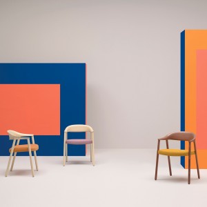 Sillón Héra 2865 de Pedrali. Sillas de diseño de madera con asiento tapizado.