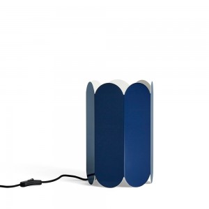 Lámpara de sobremesa Arc shade de HAY. Iluminación de diseño para interiores.