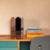 Lámpara de sobremesa Arc shade de HAY. Iluminación de diseño para interiores.