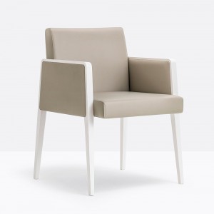 Sillón Jil 525 de Pedrali. Sillones de diseño. Sillones tapizados y patas madera.