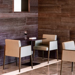 Sillón Jil 525 de Pedrali. Sillones de diseño. Sillones tapizados y patas madera.