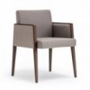 Sillón Jil 525 de Pedrali. Sillones de diseño. Sillones tapizados y patas madera.